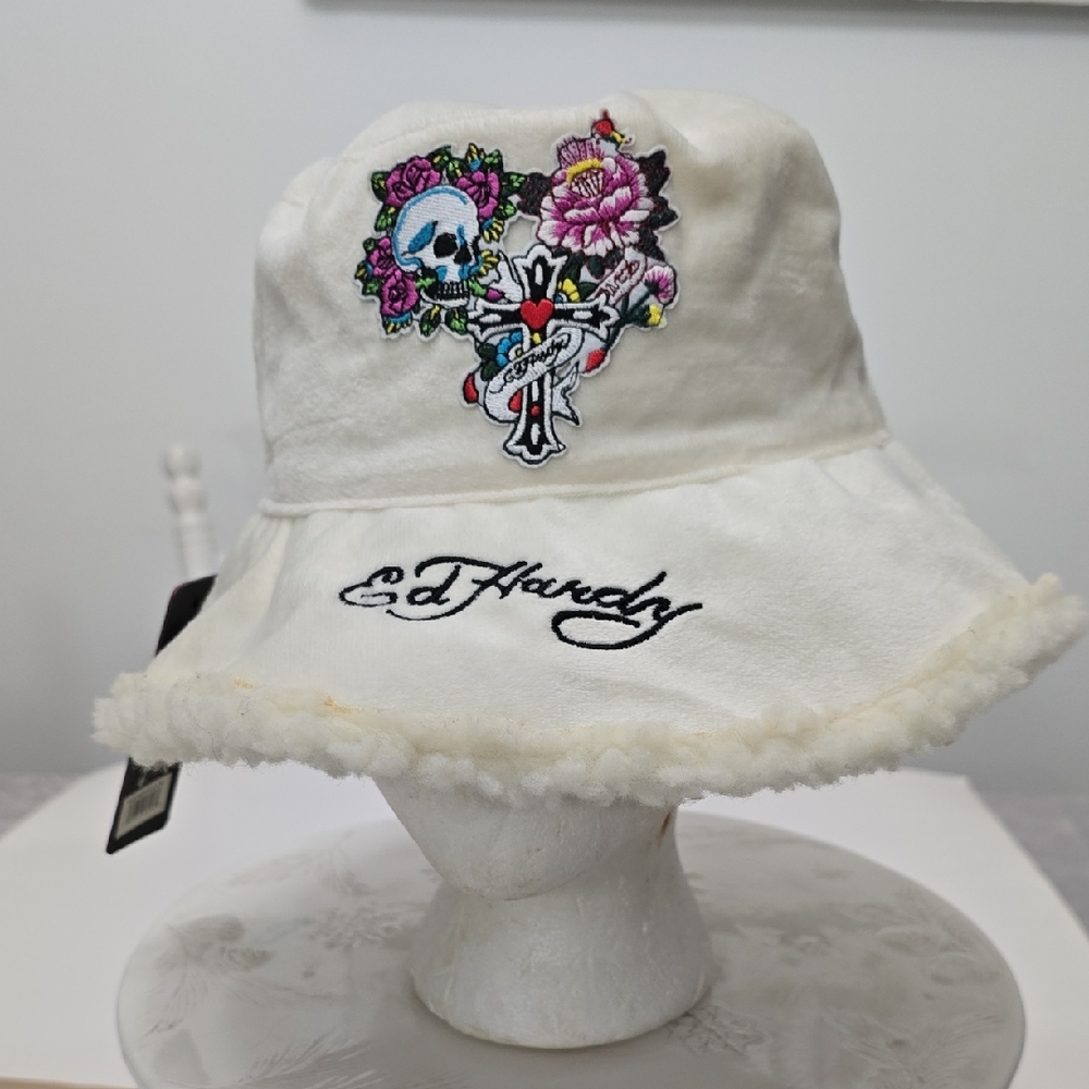 NWT Ed Hardy Women's Sherpa Fleece Bucket Hat Cream Floral Skull Cross - Picture 1 of 13